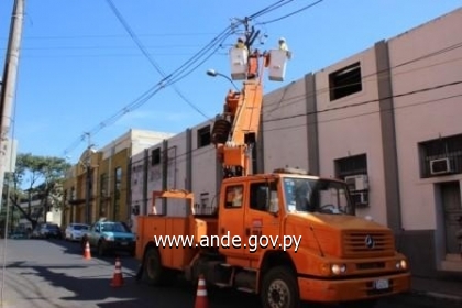 ANDE realizó trabajos de mantenimiento en líneas de distribución ANDE realizó trabajos de mantenimiento en líneas de distribución