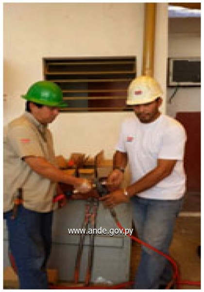 Montaje de un nuevo transformador de 500 kVA en el Penal de Tacumbú.