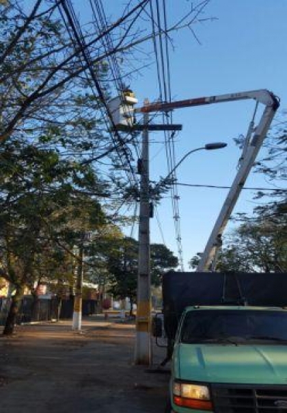 Funcionarios técnicos realizando trabajos de mantenimiento en líneas de distribución.