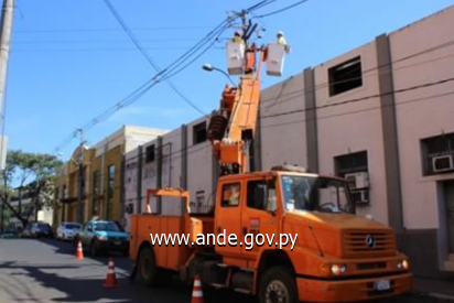 Trabajos de mantenimiento del sistema de distribución, zona Metropolitana. Foto Archivo ANDE