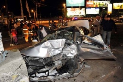 El automóvil Nissan Sunny en que iban los jóvenes quedó destrozado tras estrellarse contra un poste de la ANDE de la avenida Madame Lynch. / ABC Color.